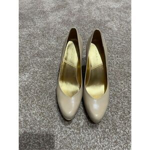 Tahari women shoes pumps heels size 8